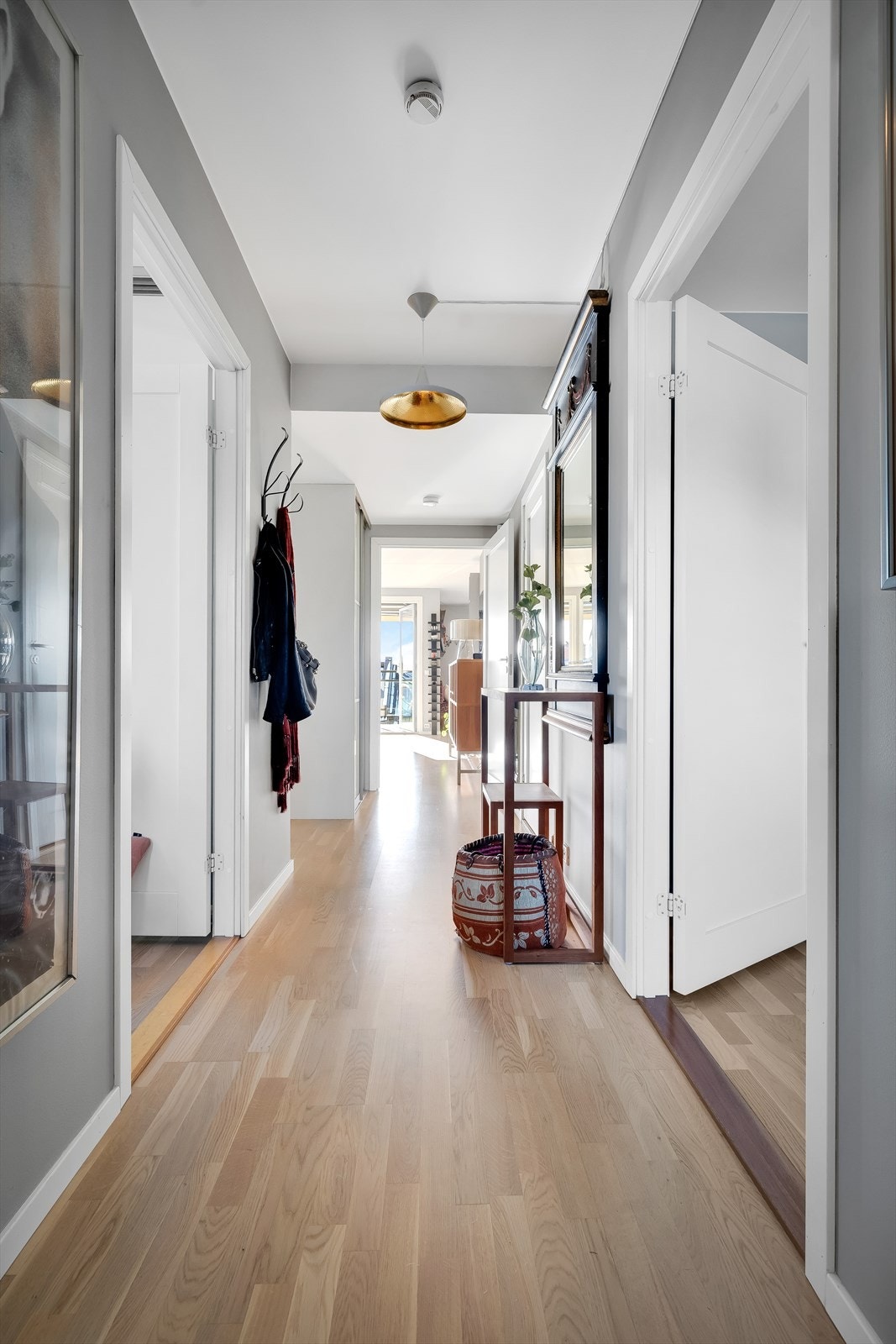 Lys entré. Soverom på hver sin side av gangen, tilbaketrukket fra den sosiale sonen. Galleribilde