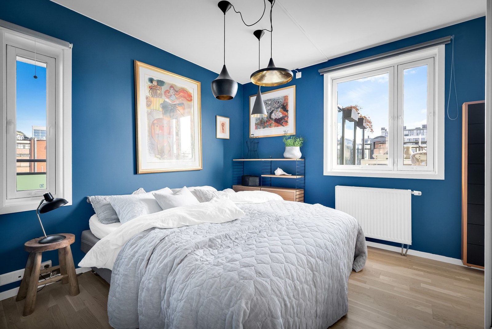 Romslig hovedsoverom. Vinduer ut mot nordøst/sørøst gjør rommet svalt på kveldstid på sommerhalvåret - her kan du sove godt! Galleribilde