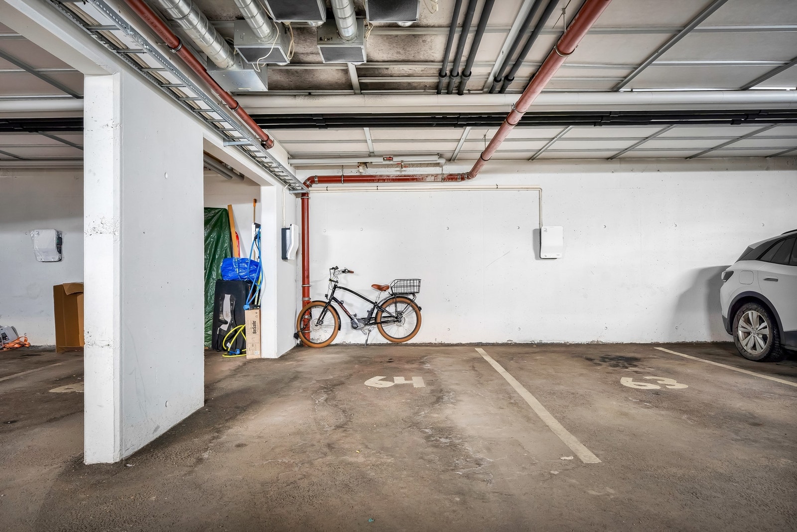 Garasjeplass med elbillader medfølger leiligheten. Heisadkomst til garasje, og til bod på ca. 6,4 m2. Galleribilde