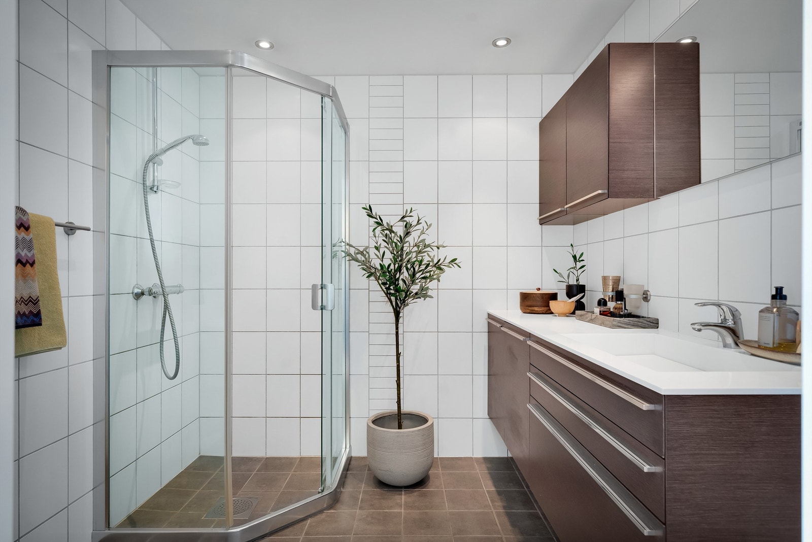 Delikat og romslig, flislagt bad fra 2007. Rommet har downlights og gulvvarme. Galleribilde