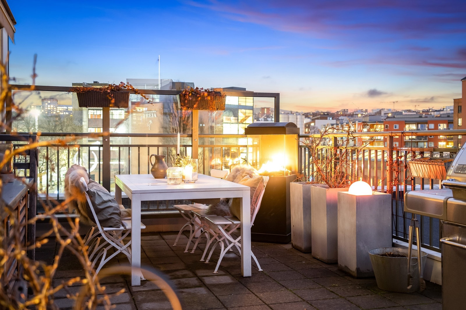 Leiligheten og de private uteområdene har utsikt til byen og Rodeløkkas tak, og har sol fra morgen til kveld. Galleribilde