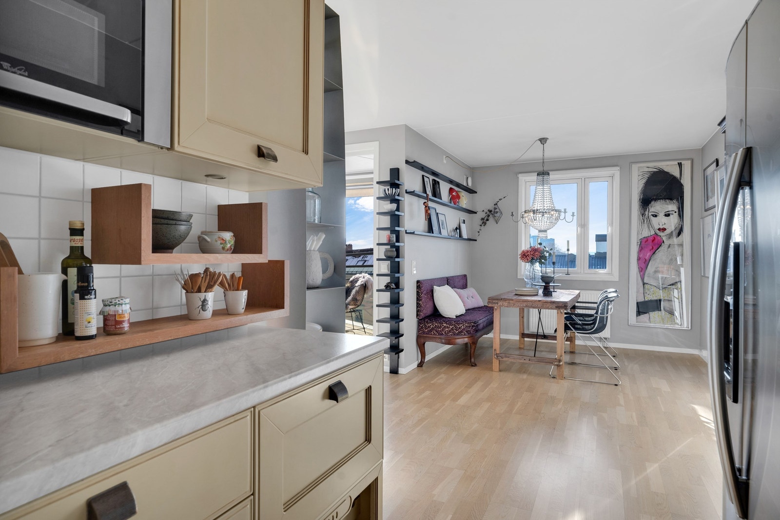 Kjøkkenet er fra byggeår og har god oppbevaringsplass. Galleribilde