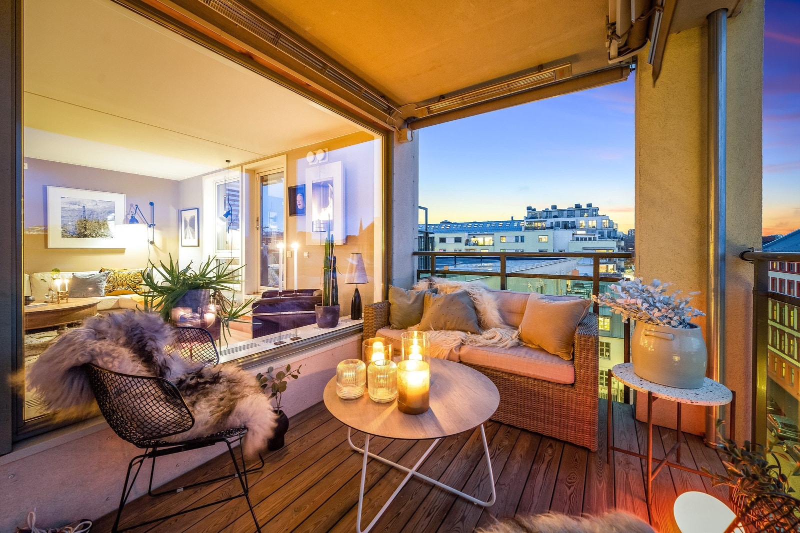 Stor sørvestvendt balkong med fasiliteter som utebelysning, terrassevarmer i himlingen, stikkontakt og elektrisk markise. Galleribilde