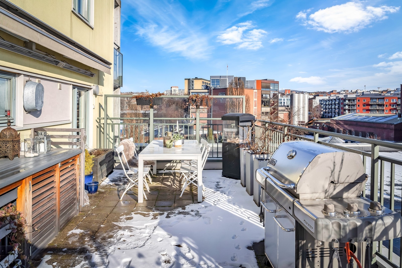 Utekjøkkenet er bygget av møbelsnekker. Plass til stor grill i tillegg til ulike sittegrupper og soner. Godt med plass til planter og dyrkekasser. Galleribilde