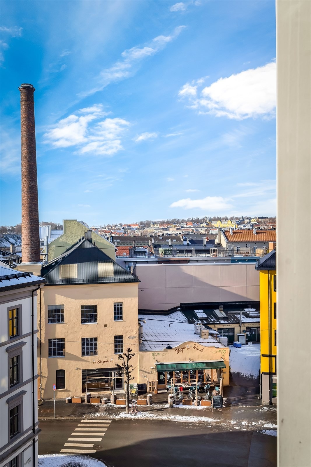 Hyggelig utsyn fra leiligheten, her mot vest. Det sjarmerende brunsj- og pizzastedet Vespa og Humla er under ett kvartal unna. Galleribilde