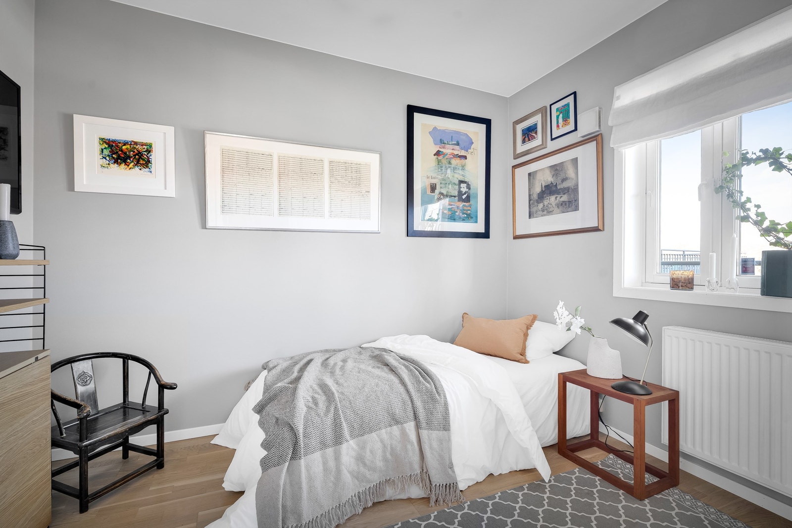 Leilighetens andre soverom er malt i en behagelig fargetone, og har god plass til seng og oppbevaring. Galleribilde