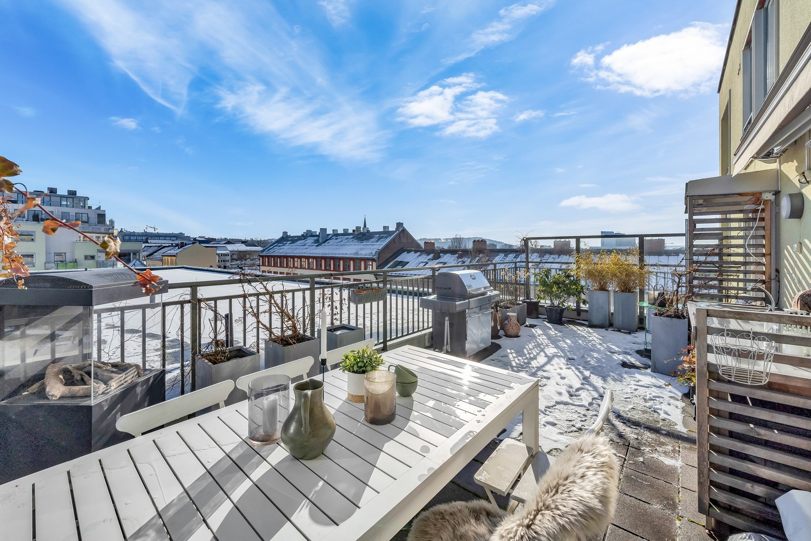 Utgang fra stuen til en fantastisk, privat takterrasse med utsikt over Rodeløkkas tak! Plass til langbord. Galleribilde