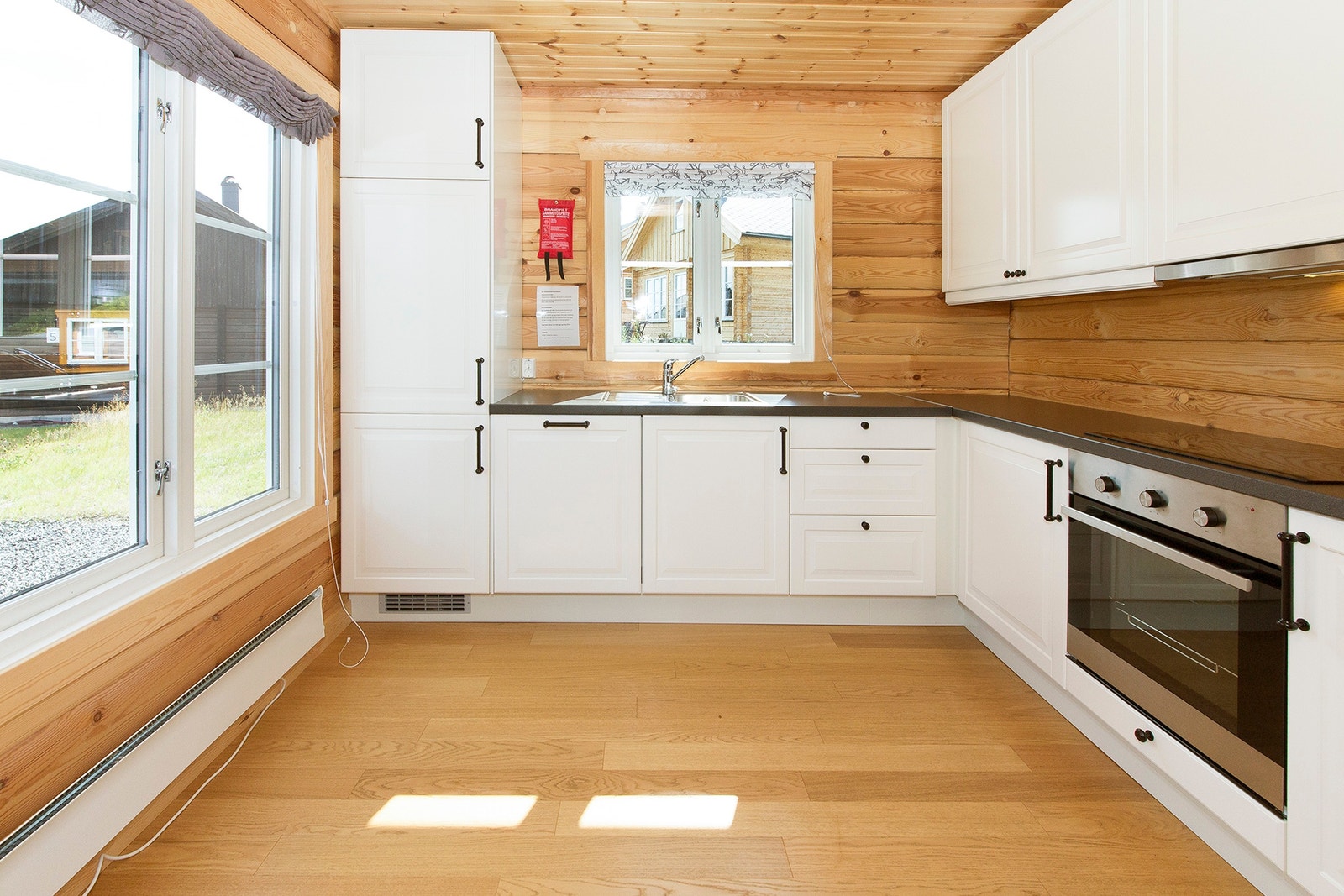 Standard kjøkken (minus takhøye skap) Galleribilde