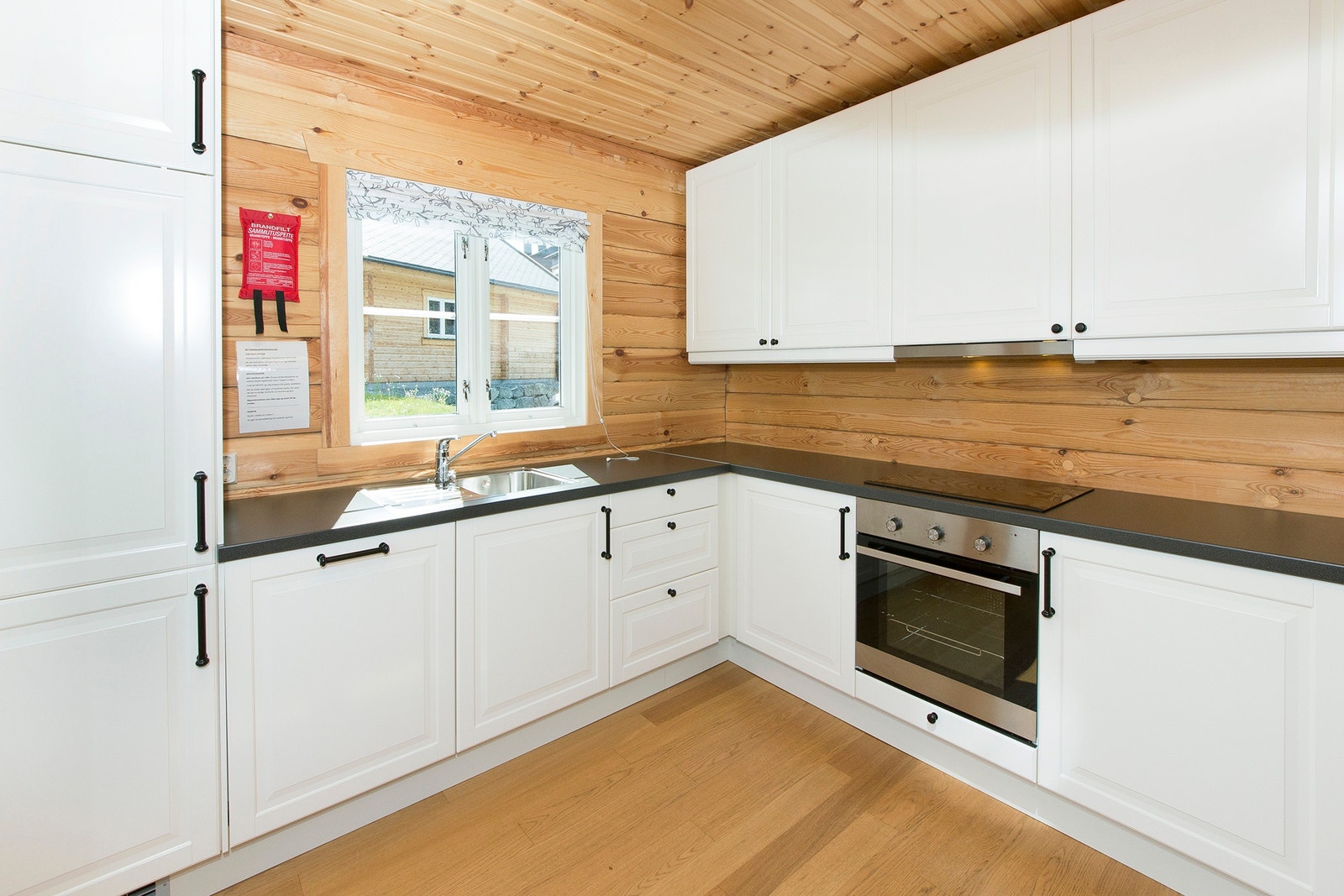 Standard kjøkken (minus takhøye skap) Galleribilde