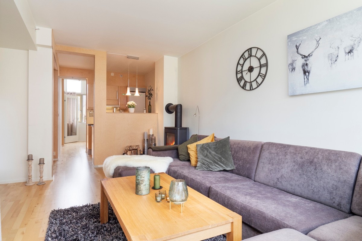 Stuen har halvåpen løsning mot kjøkkenet Galleribilde