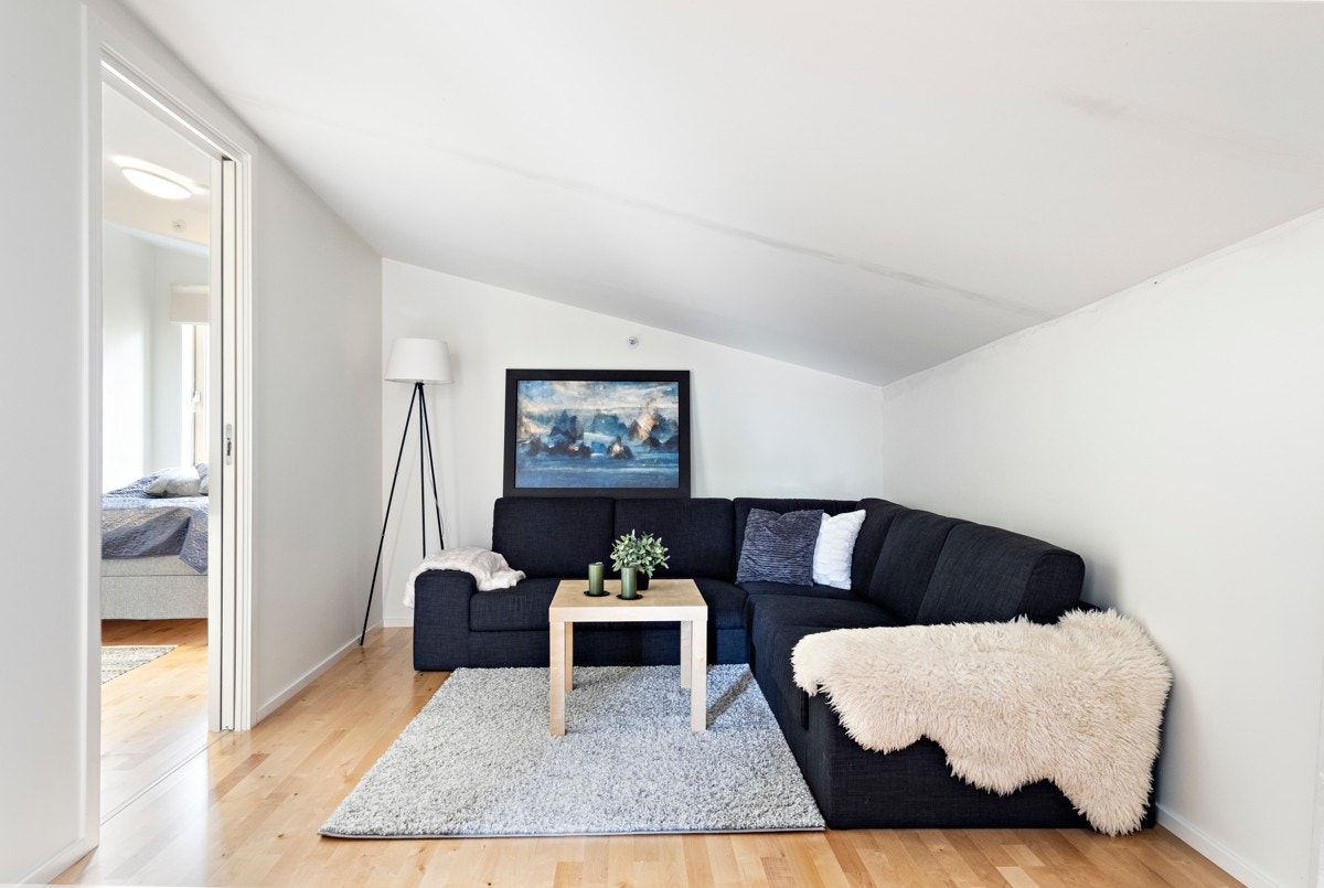 Loftstuen ligger som et sosialt knutepunkt mellom soverommene. Stuen har parkett og lysmalte vegger, samt god plass for sofa og tv-møblement. Galleribilde