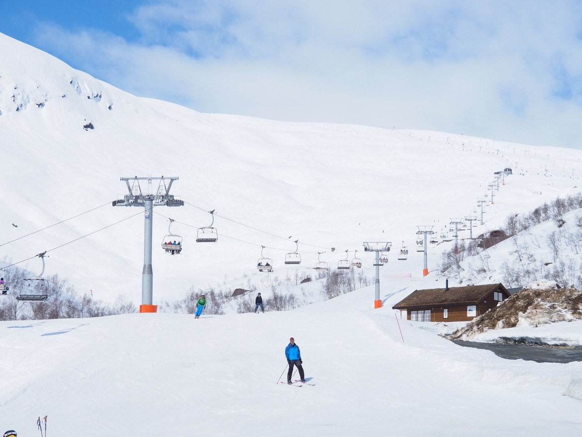 Like utenfor leiligheten er det oppkjørte turløyper, og det er kun 10 min å kjøre til Røldal skisenter - ett av de mest ettertraktede områdene for skientusiaster og frikjørere i Norge. Galleribilde