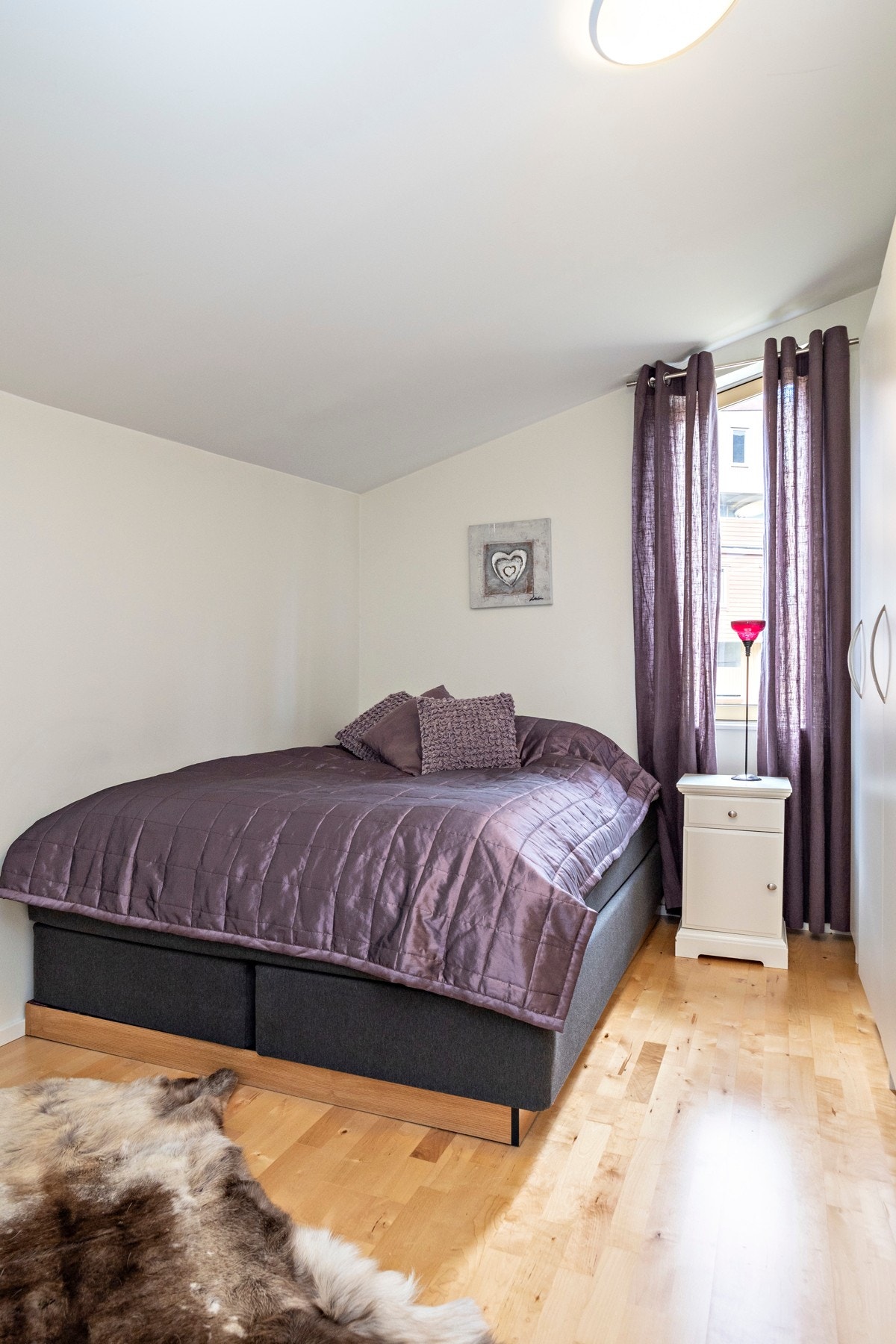 Leiligheten har tre fine soverom i loftsetasjen, så her er det sengeplass til mange. Galleribilde