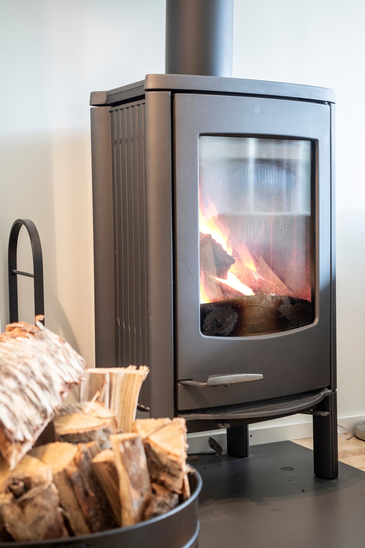 Stuen har en peisovn som gir god varme, og ekstra hygge etter en lang dag ute i det fri. Galleribilde