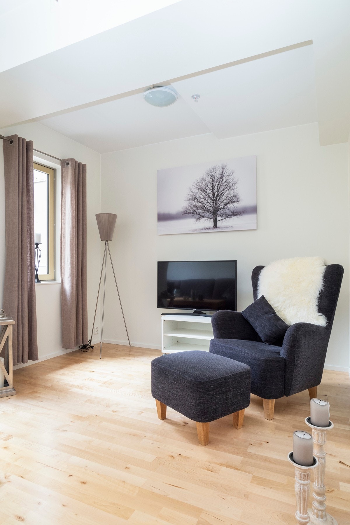 Både stuen og spisestuen har lyst parkettgulv og malte veggflater med listefritt til tak. Galleribilde