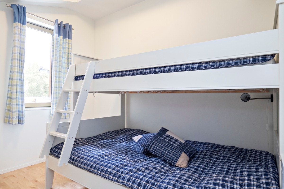 Romslig soverom meg god plass til køyeseng og garderober Galleribilde