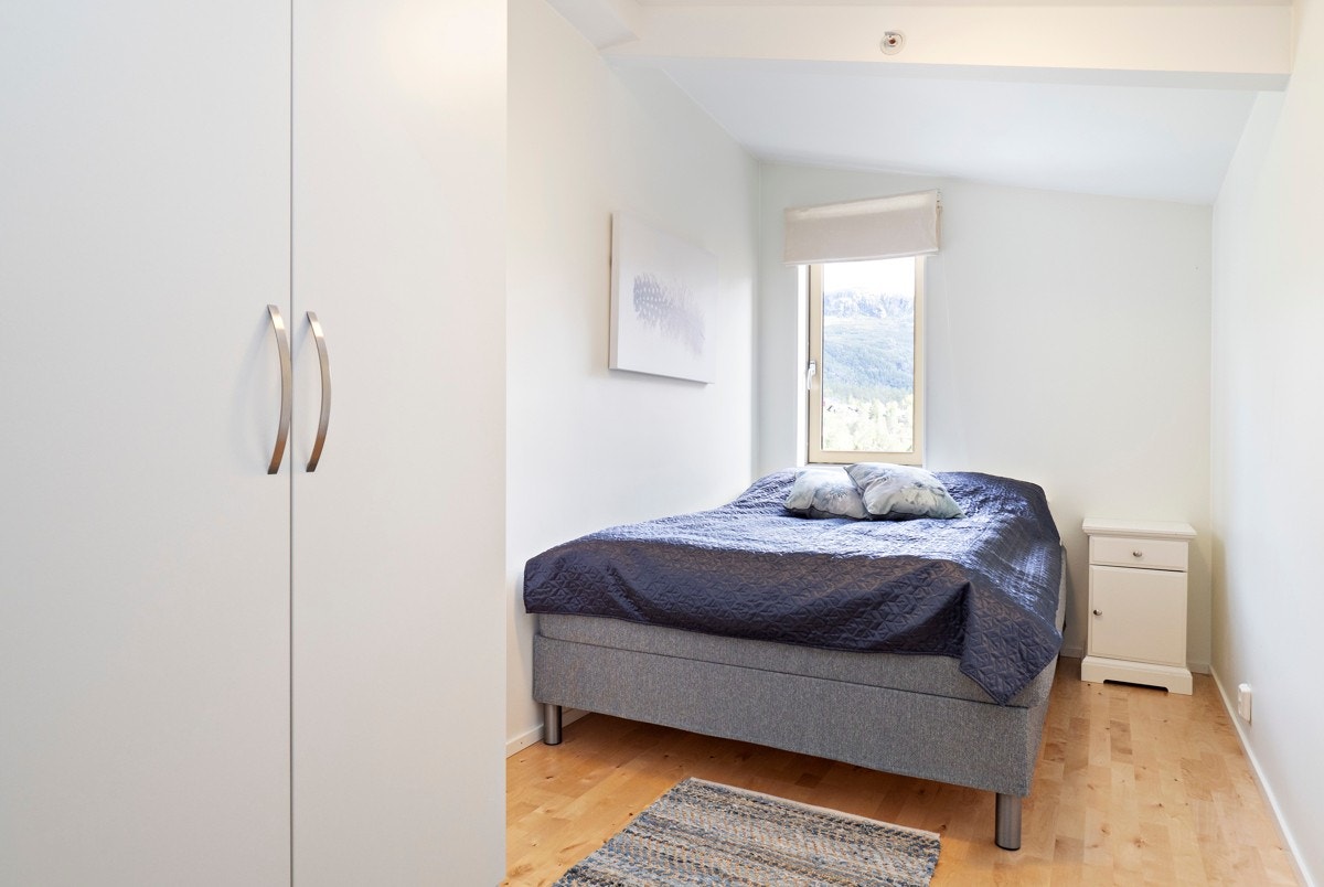 Romslig soverom med god plass til dobbeltseng og garderober Galleribilde