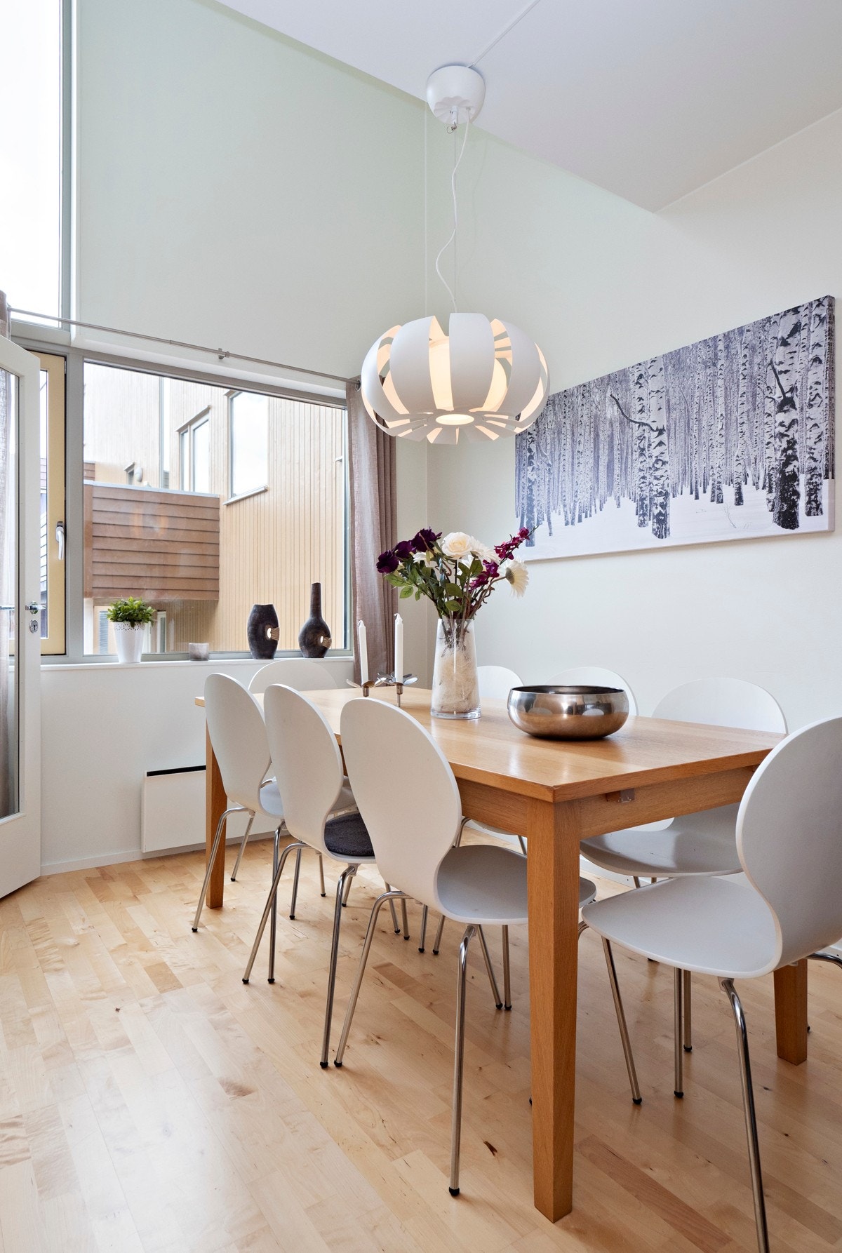 På motsatt side av kjøkkenet ligger spisestuen Galleribilde