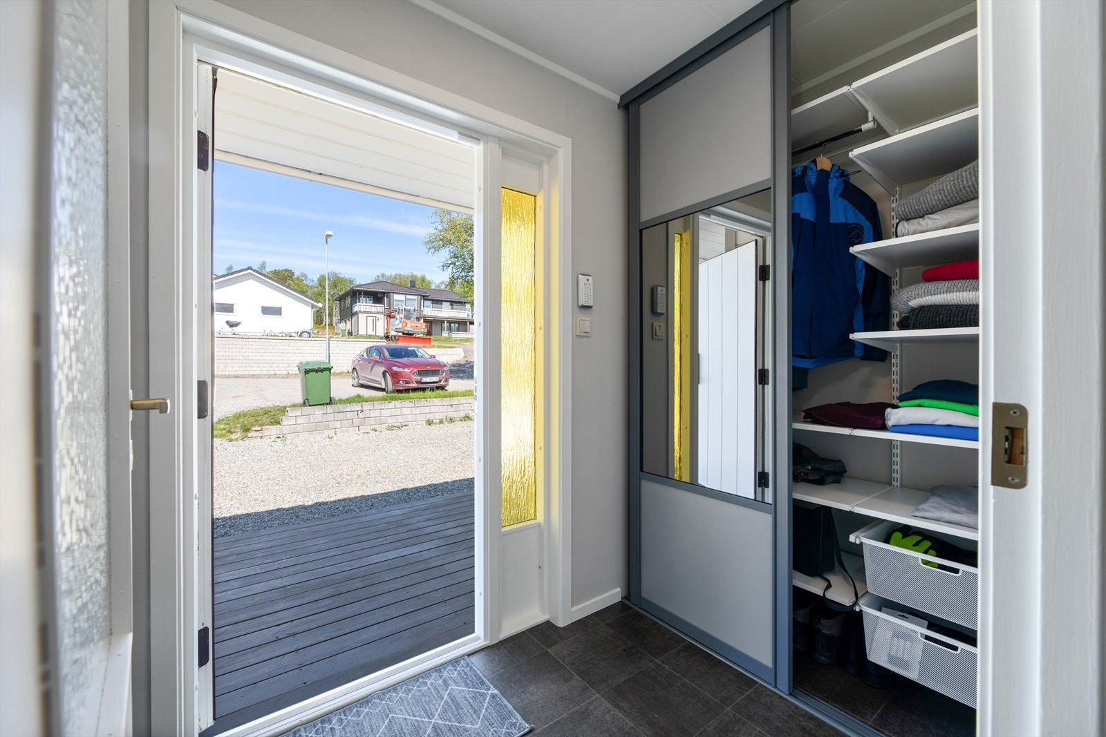 Inngangsparti med skyvedørsgarderobe Galleribilde