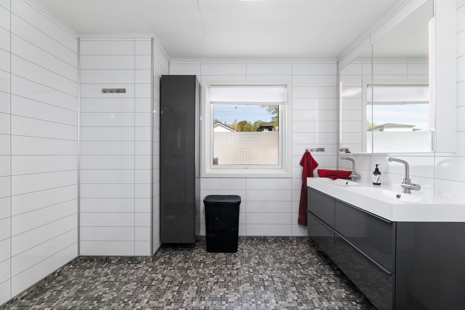 Dobbel vask og oppbevaringsmuligheter Galleribilde