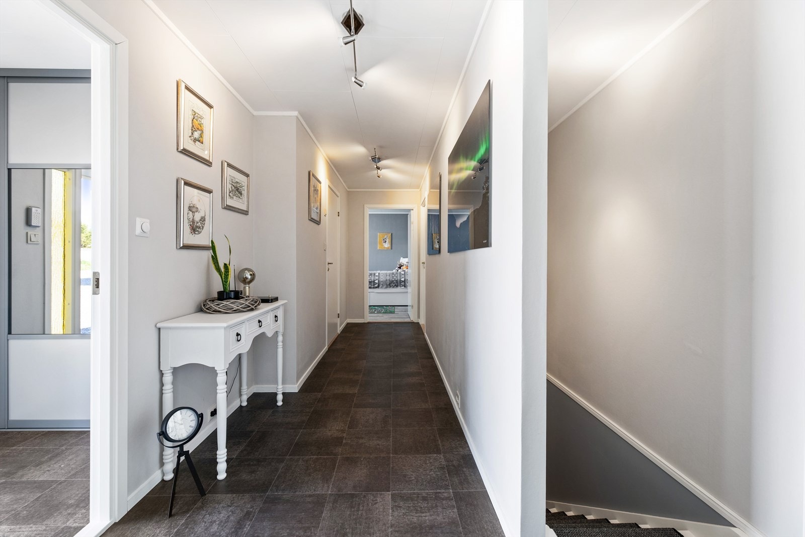 Mellomgang og trapp ned til sokkel Galleribilde