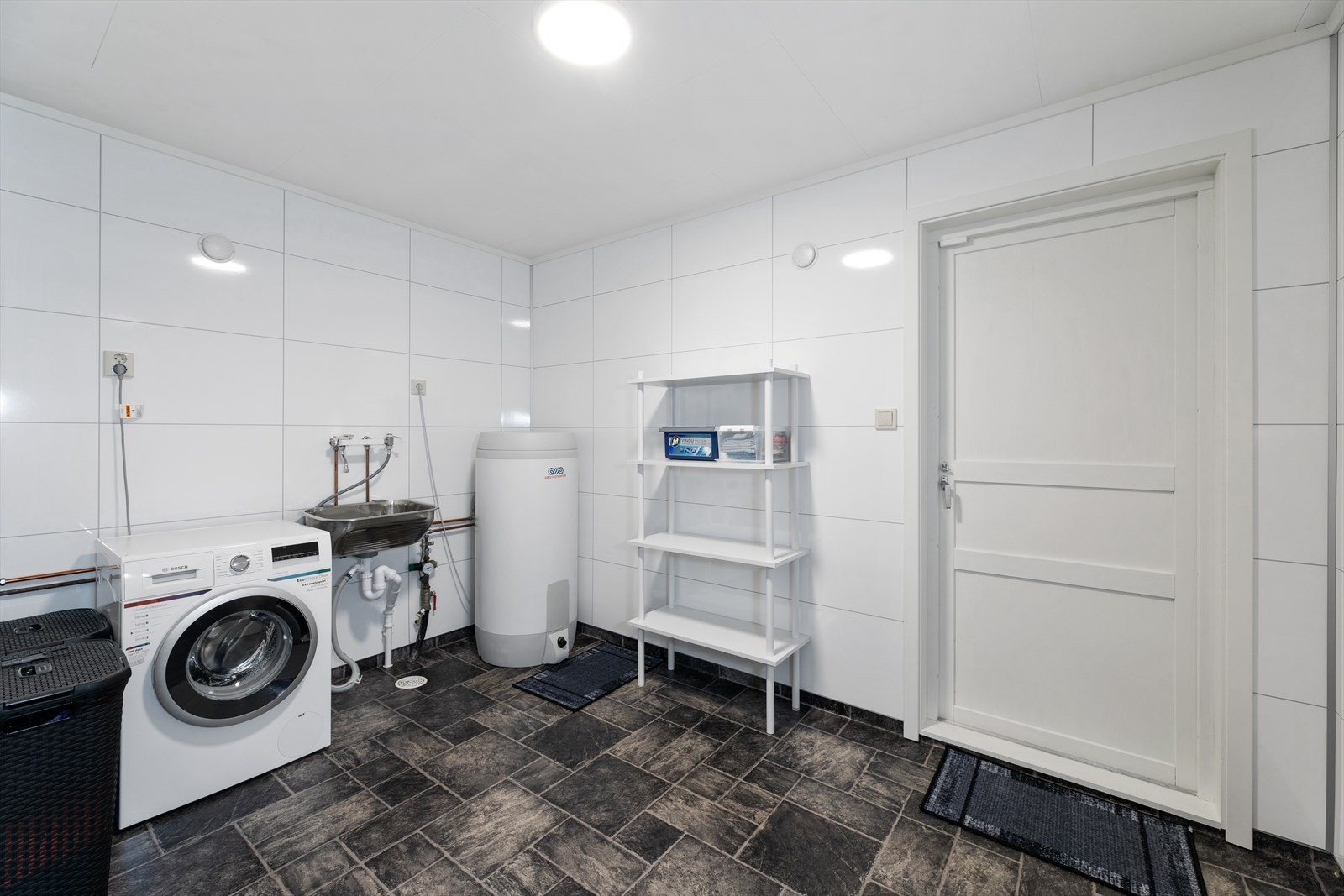 Vaskerom med utgang Galleribilde