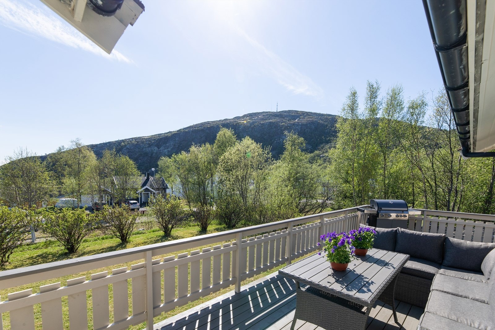 Utsikt mot havet og Komsafjellet Galleribilde