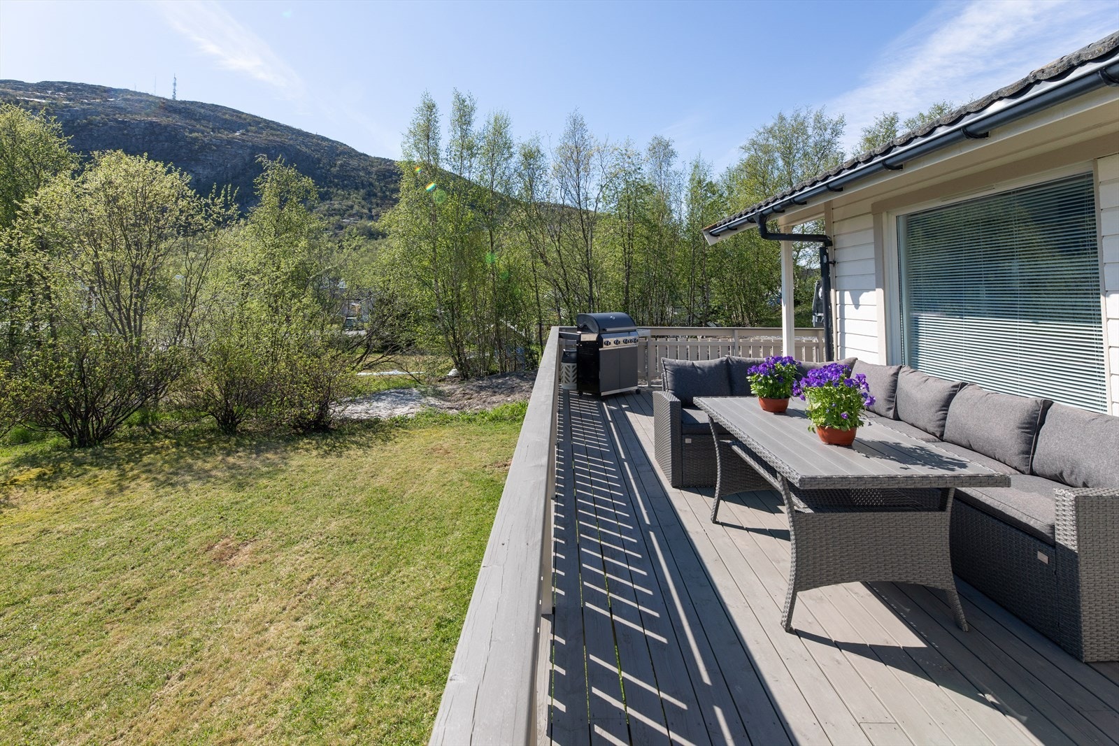 Veranda og plen Galleribilde