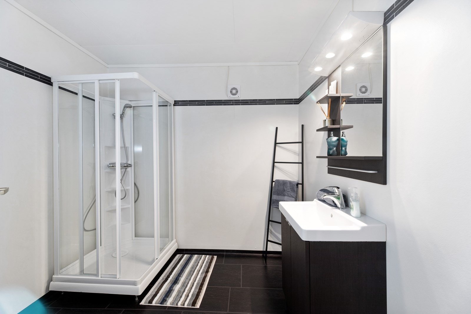 Baderom i sokkeletasje Galleribilde