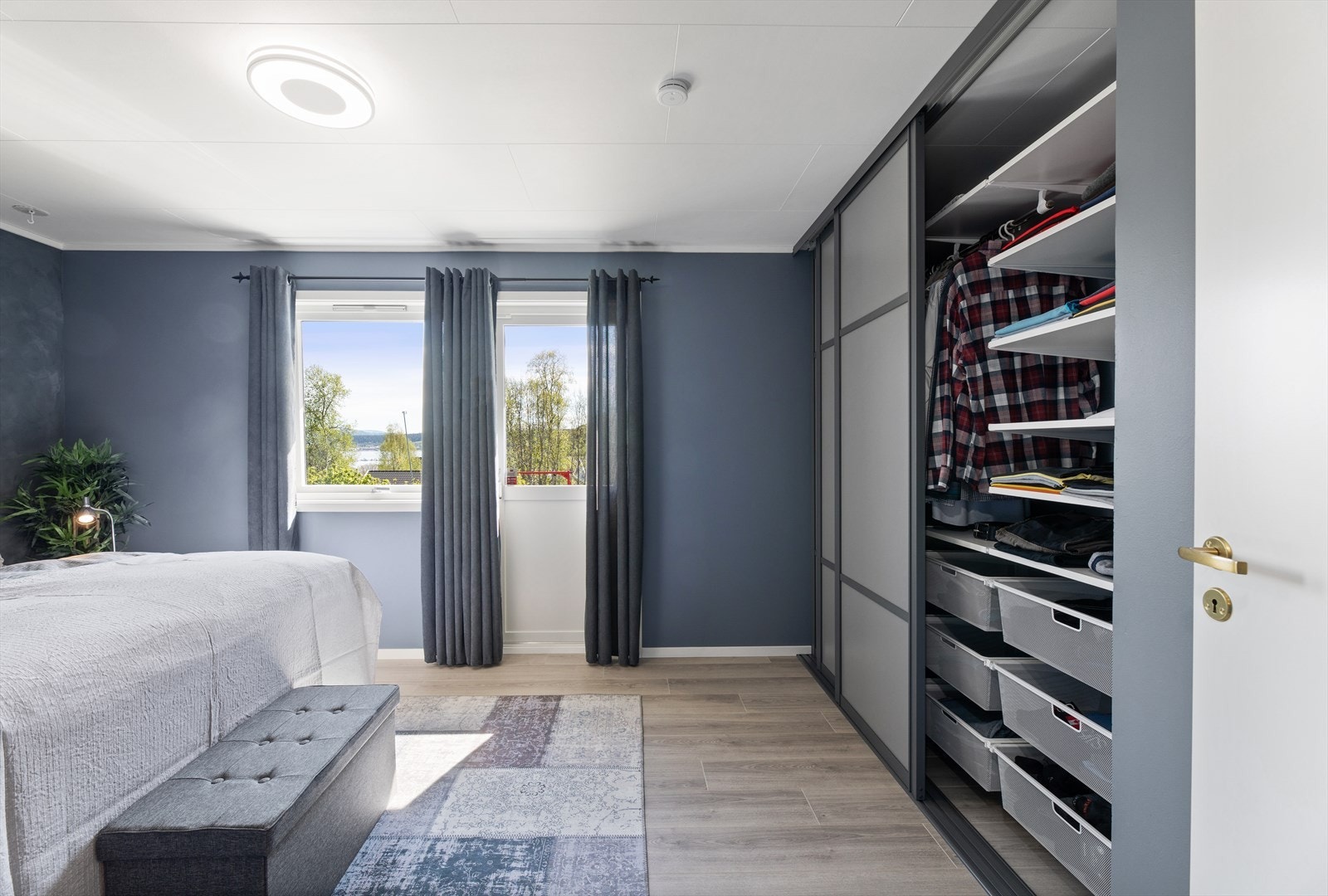 Romslig skyvedørsgarderobe Galleribilde