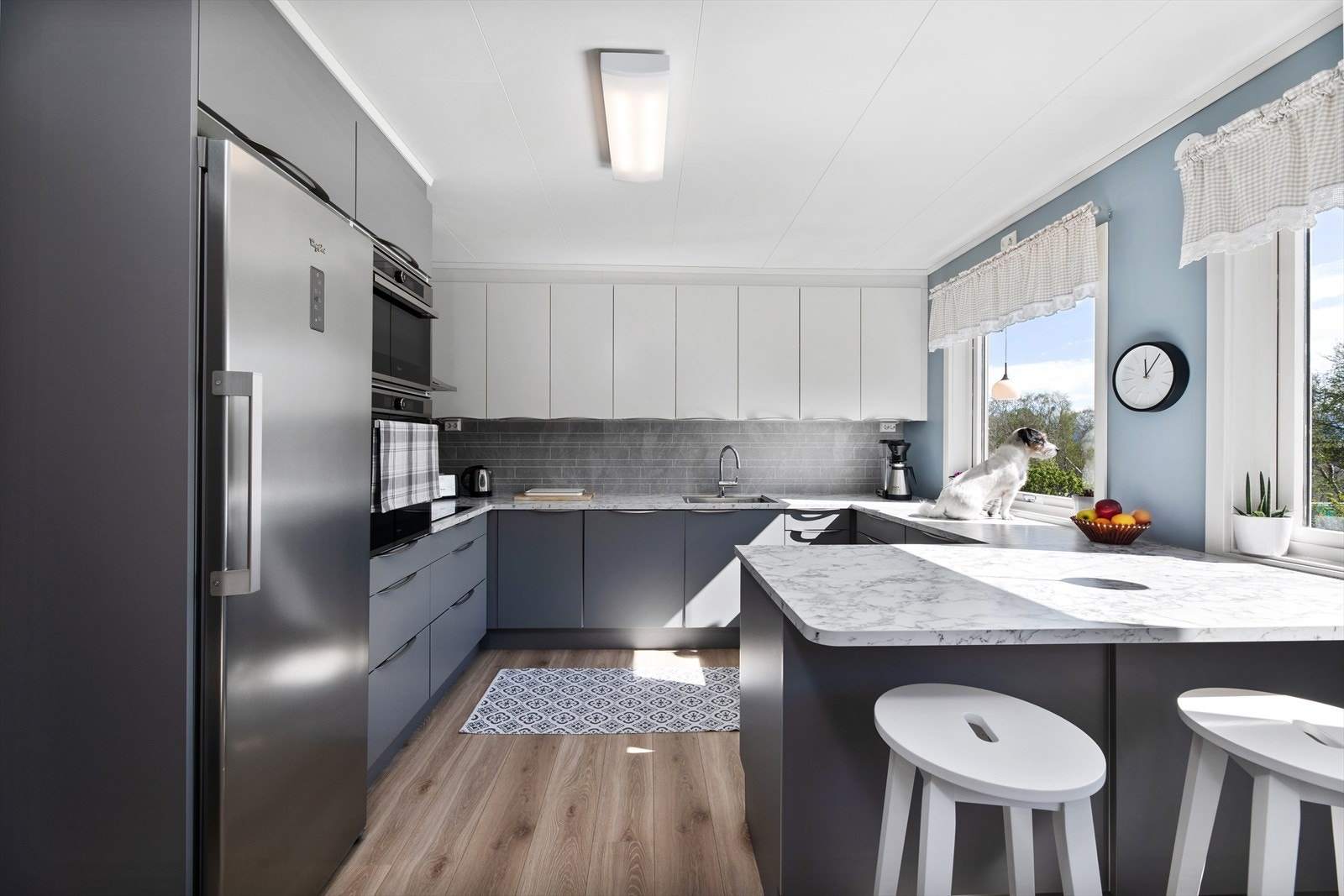 Kjøkken med mørke underskap og lyse overskap Galleribilde