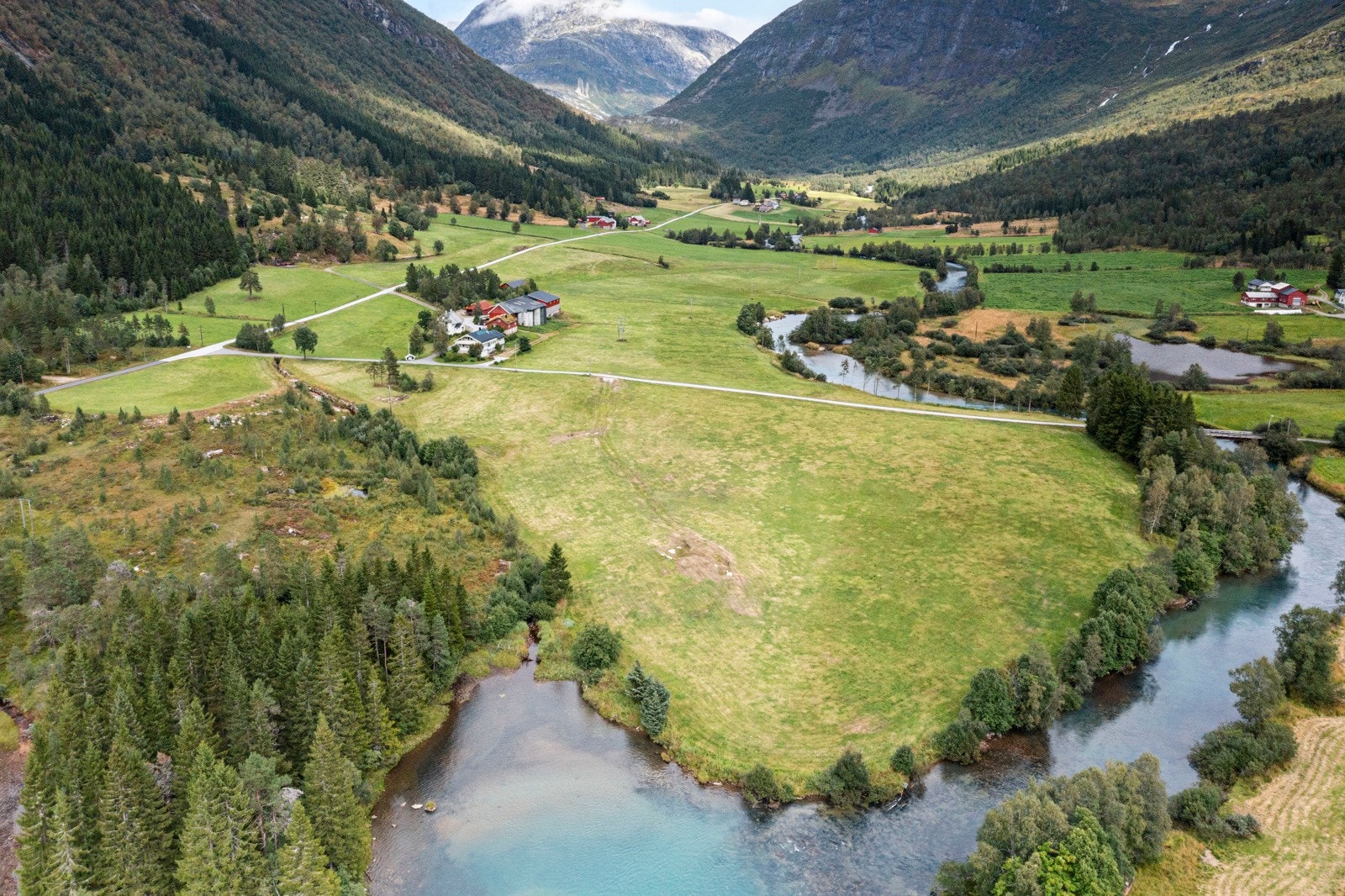 Haukedalsvegen 1263 - Eiendommen består av flere teiger øst og vest for tunet Galleribilde