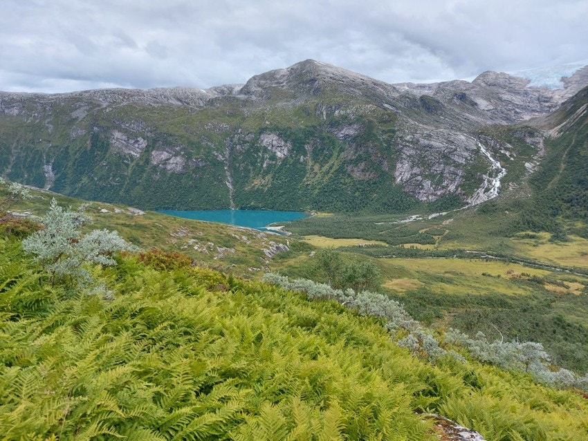 Dalføret hvor stølen og Grøningsstølsvatnet ligger, Grovabreen kan du skimte like oppå fjellkanten over dalføret Galleribilde