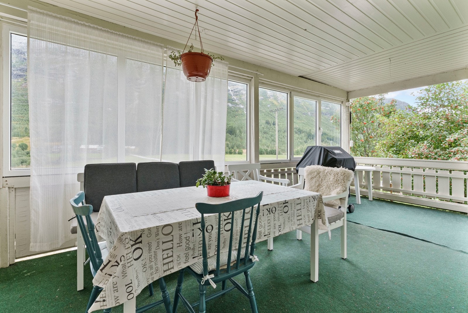 Våningshuset har takoverbygget og delvis innglassert veranda Galleribilde