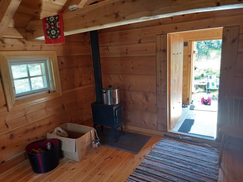 Stølshuset har grunnflate på ca.28m2 og er inndelt i forrom og oppholdsrom/soverom Galleribilde