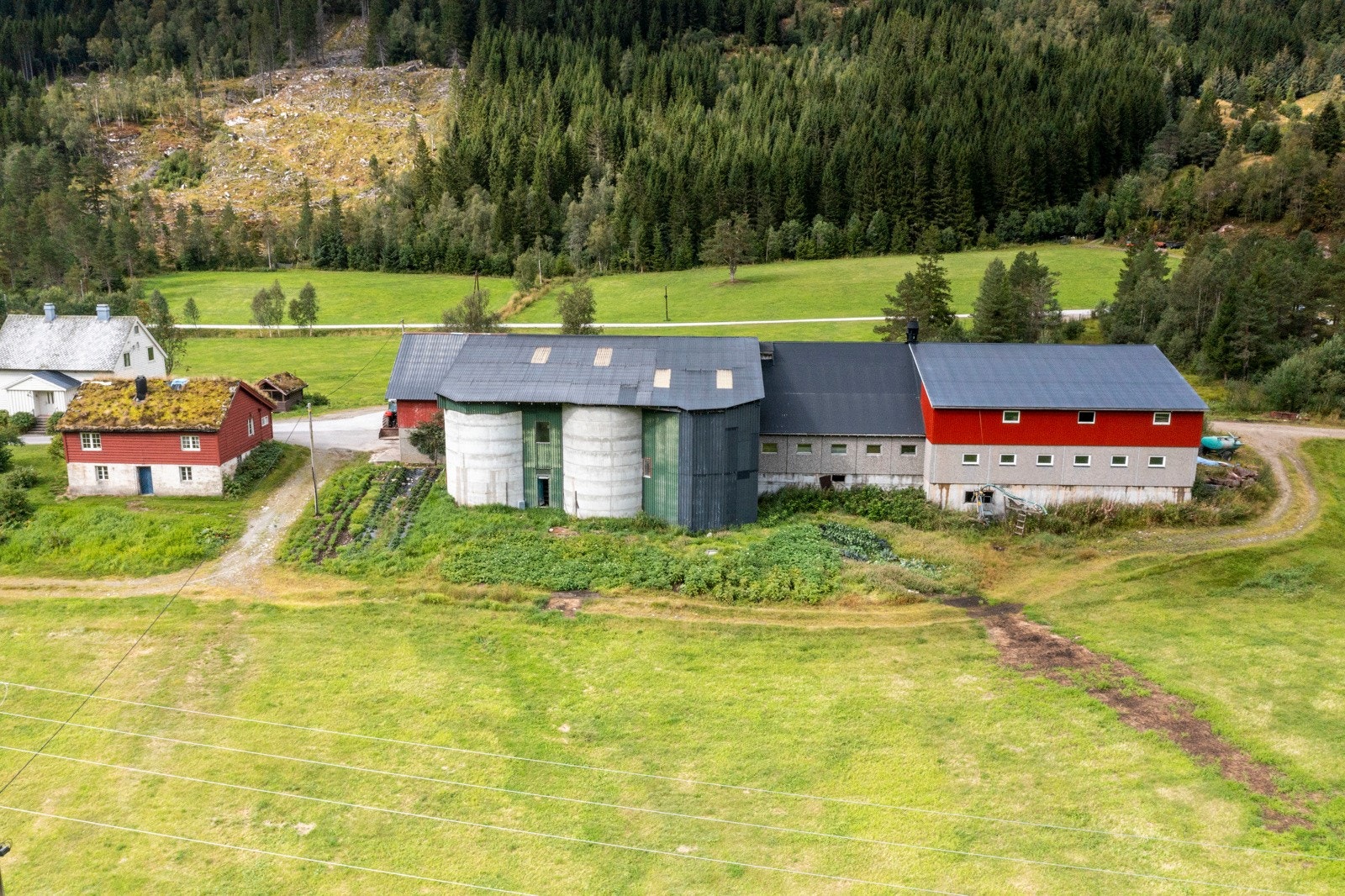 Driftsbygningen ble oppført i 1986, på/ombygget i 2004-07 og 2010 Galleribilde