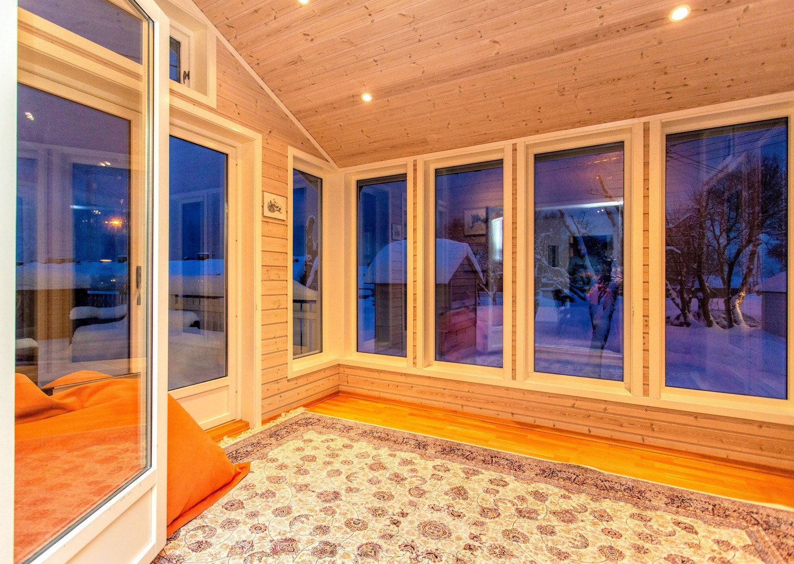 Vinterhage/stue med utgang til veranda på begge sider av rommet Galleribilde