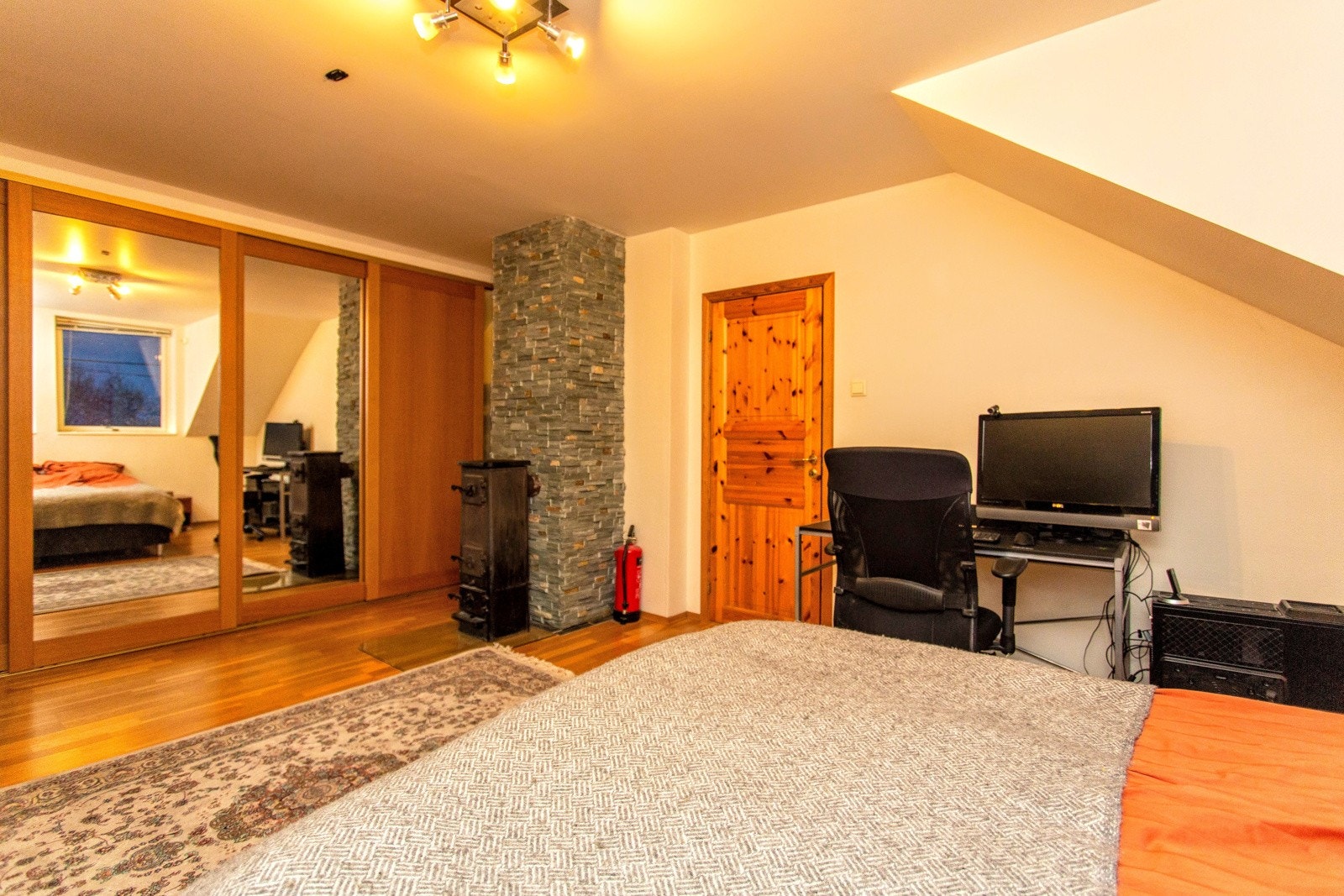 Romslig soverom med vegg til vegg skyvedørsgarderobe (2.etasje) Galleribilde