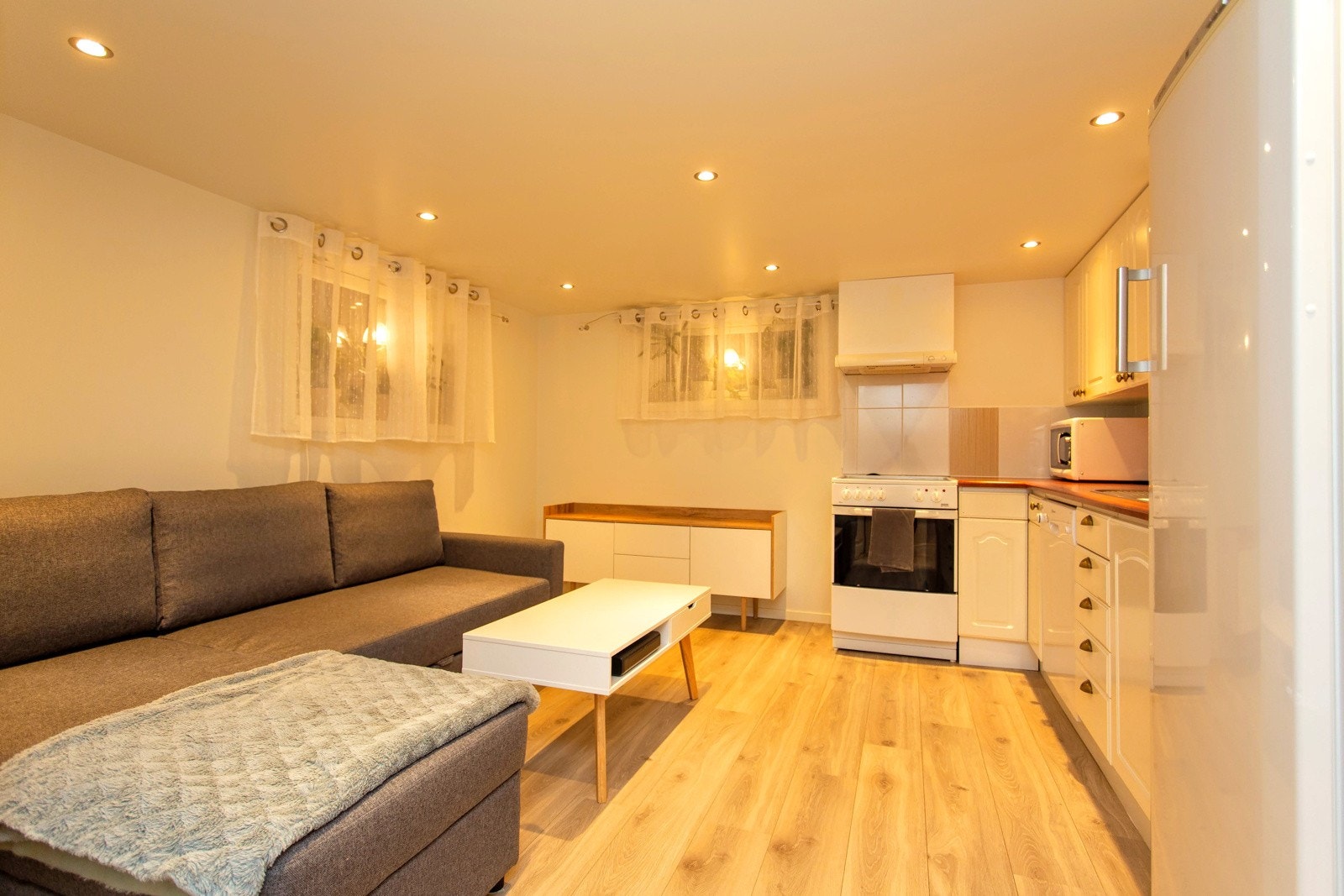 Oppusset stue/kjøkken med spotter i taket (uleiedel) Galleribilde