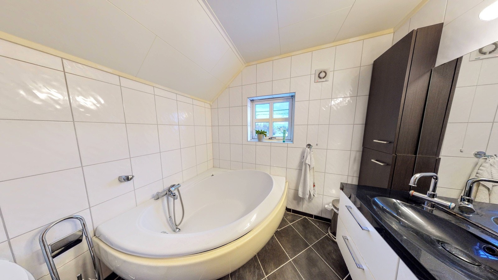 Del av bad med dobbel vaskeservant Galleribilde