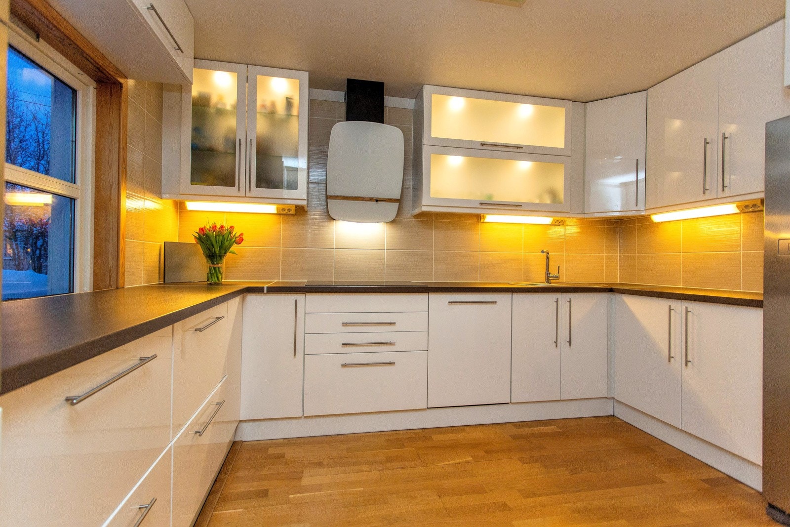 Kjøkken med takhøye skap og godt med skap- og benkeplass Galleribilde