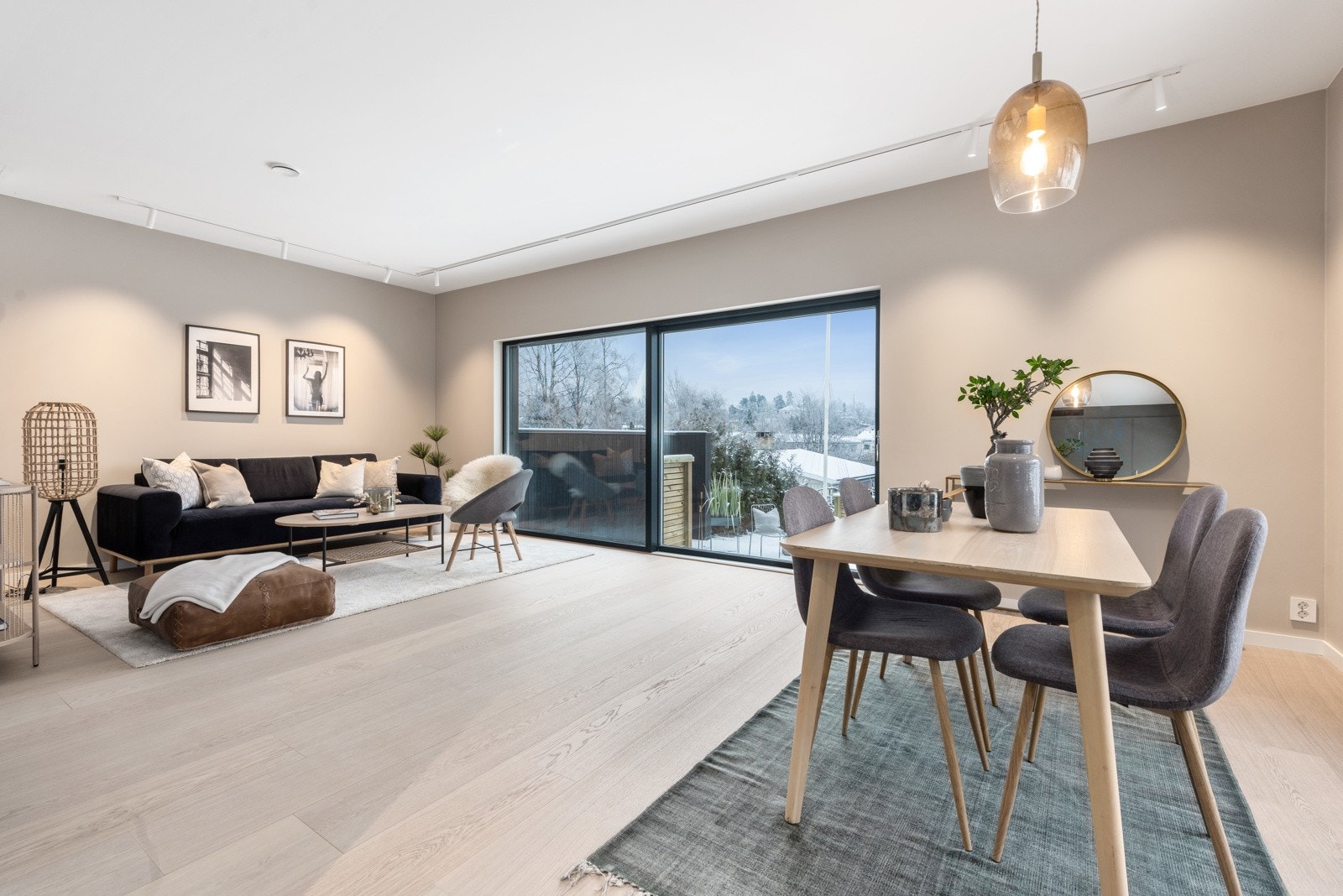 Stuen har god takhøyde, store vinduer og god plass til både sofagruppe og spisestue. Galleribilde