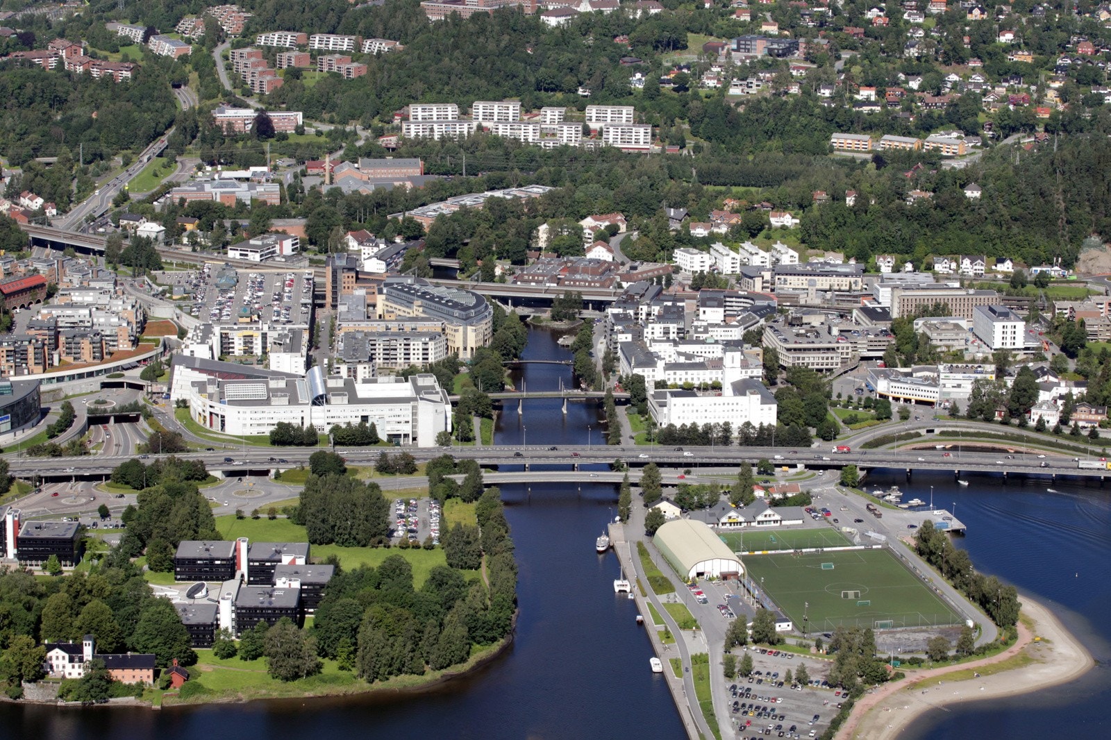 Sandvika sentrum byr på alle de servicetilbud man trenger i hverdagen. Galleribilde
