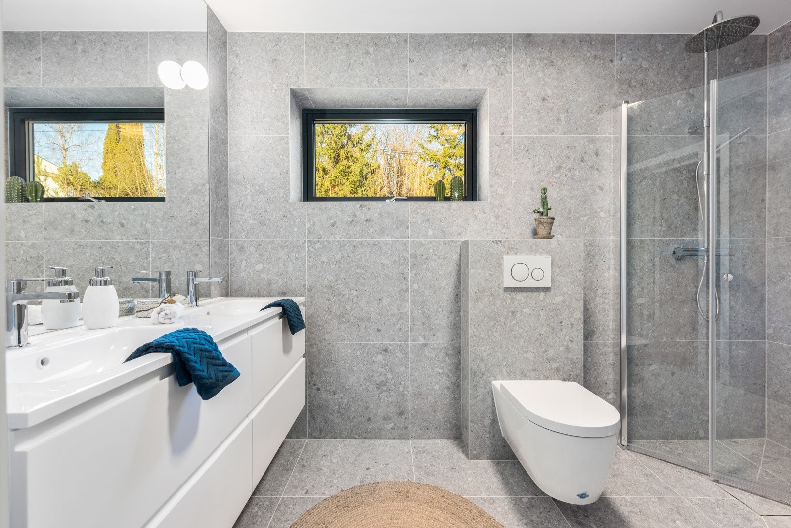 Hovedbadet i 2. etasje har adkomst fra trapperommet. Galleribilde