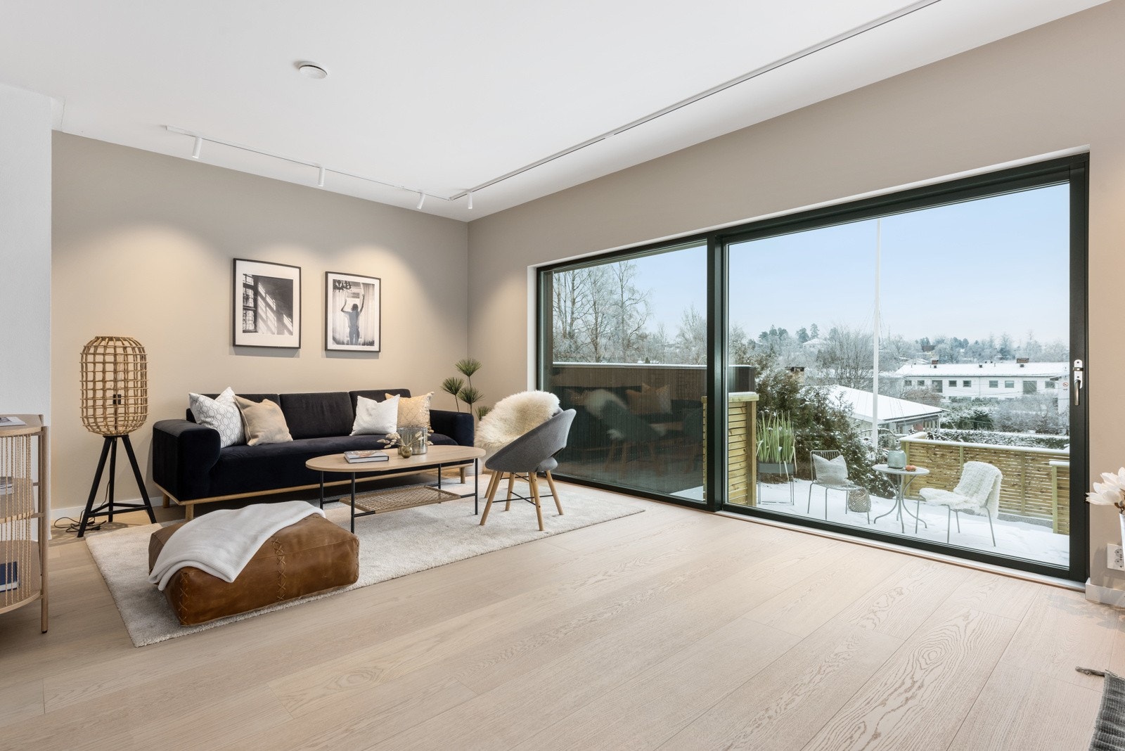 Den store heve/skyvedøren ut til terrassen sikrer godt med lys inn i stuen. På varme sommerdager kan man åpne helt opp og la terrassen ble en forlengelse av stuen. Galleribilde