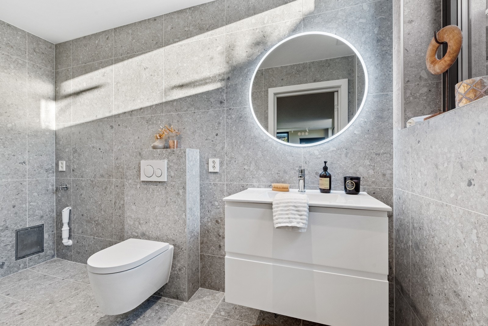 Badet i kjelleren er holdt i samme farge og materialvalg som de andre badene, dette gir en fin helhet i boligen. Galleribilde