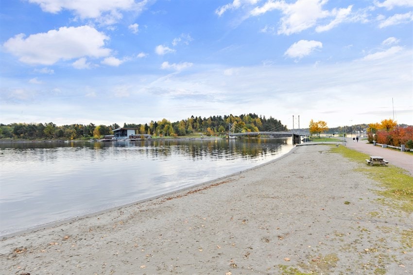 Kadettangen er en populær badestrand som ligger en liten kjøretur fra boligen. Herfra går det gangbro over til idylliske Kalvøya. Galleribilde