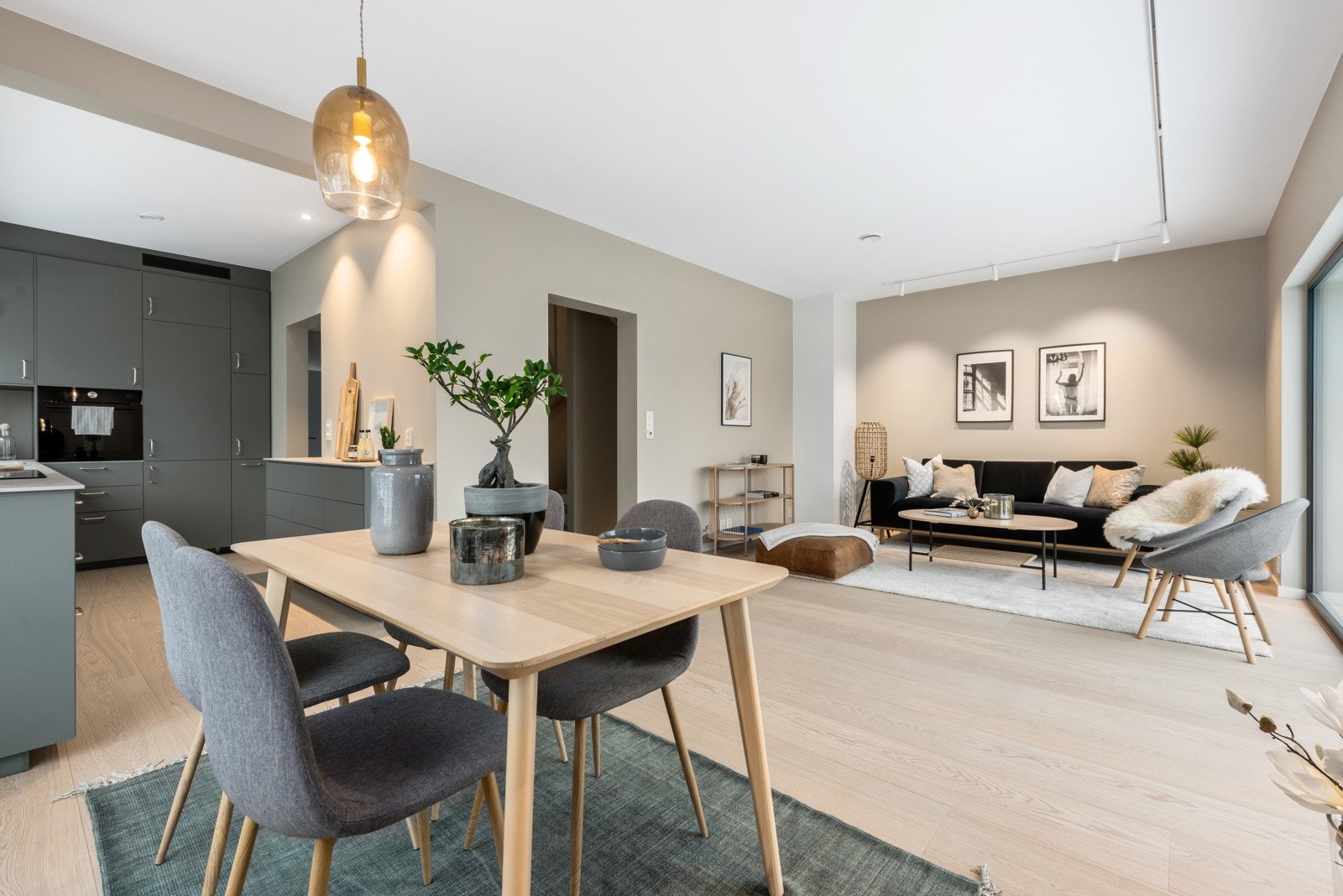 Kommer det mange gjester på besøk er det god plass til å dekke langbord og diske opp med festmåltid for vennegjengen. Galleribilde