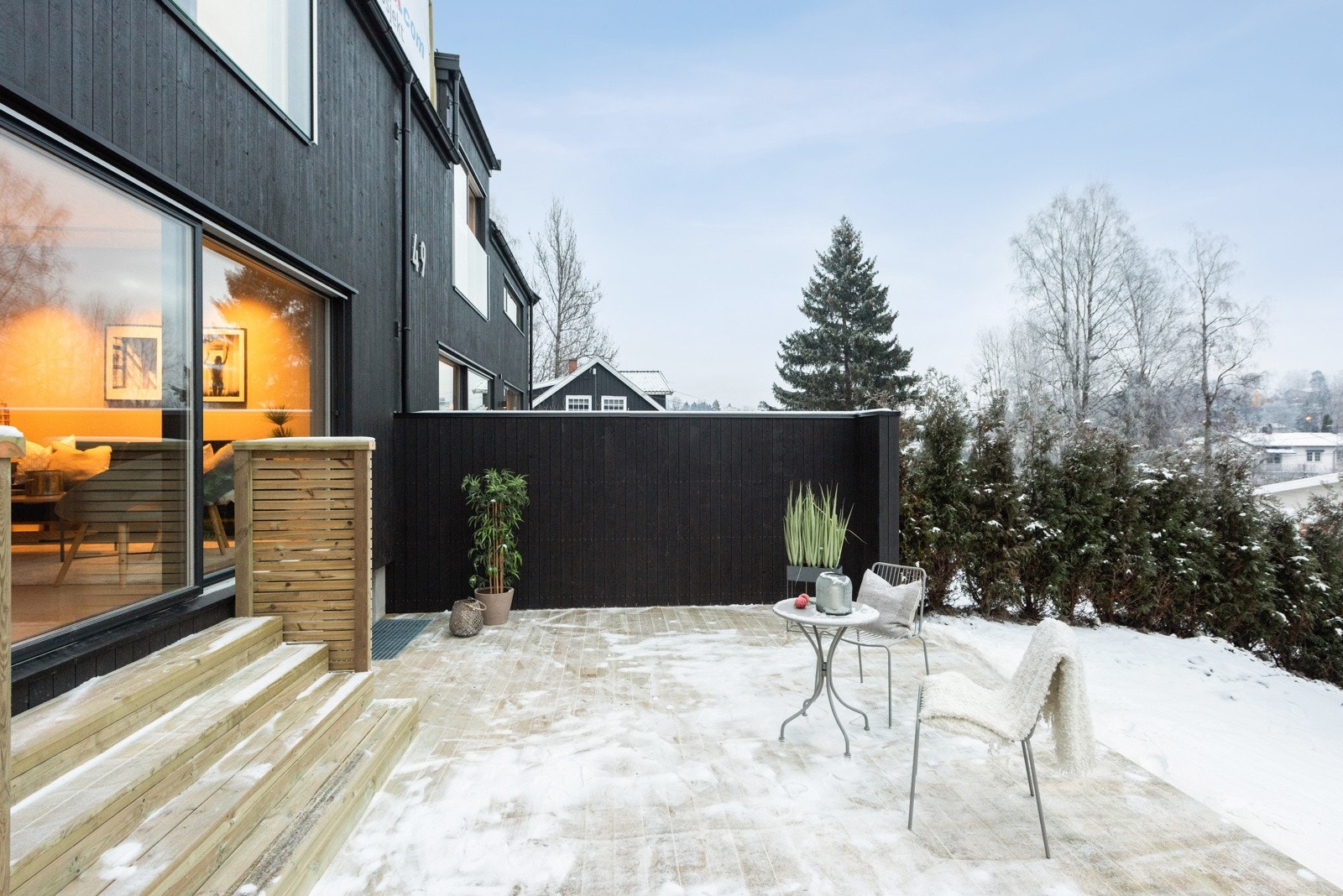 Fra stuen er det utgang til en romslig terrasse på ca. 35 kvm. Galleribilde