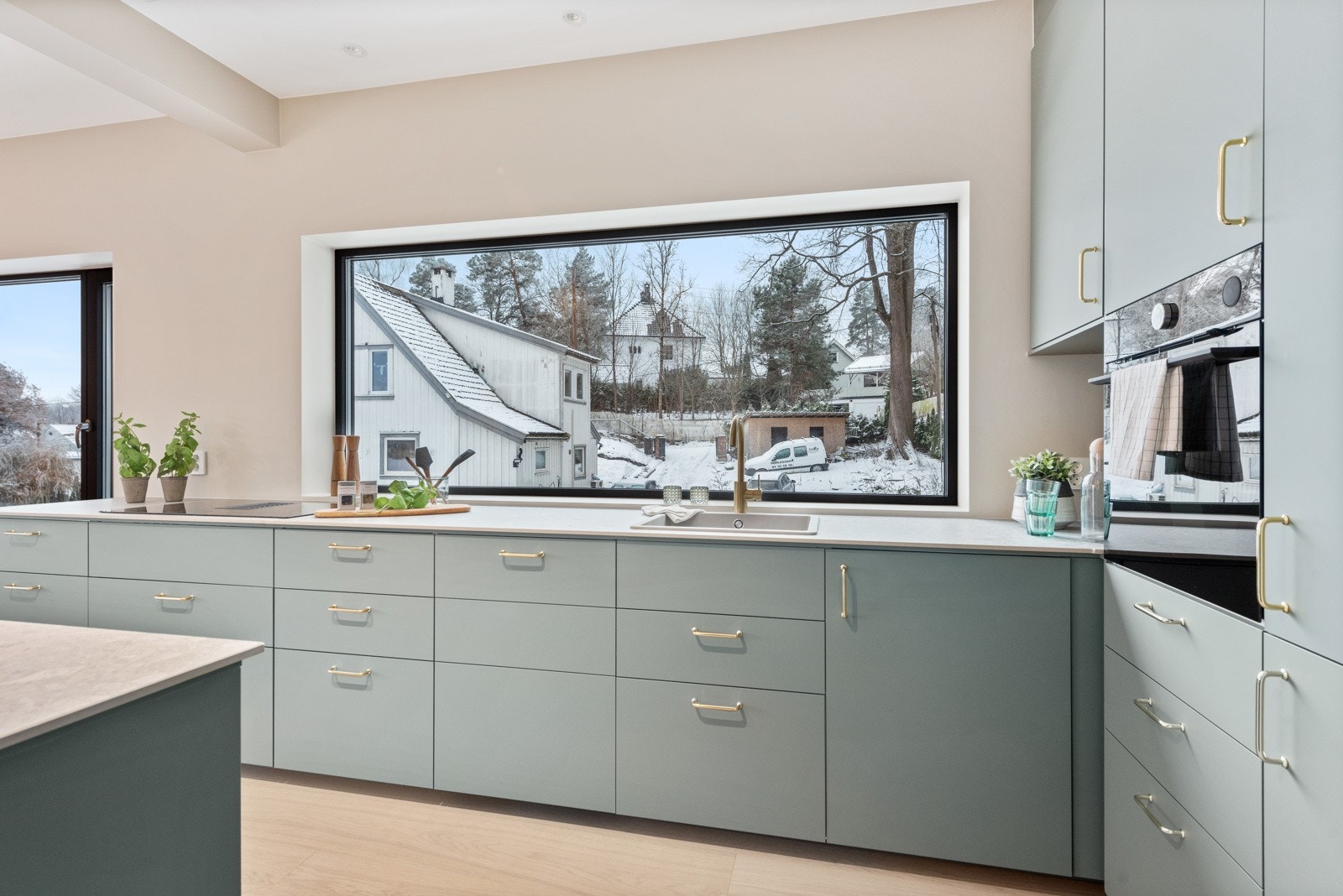 Innredningen har slette fronter og benkeplate i kompositt, et materiale som egner som godt til både matlaging og baking. Galleribilde